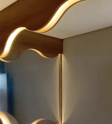 Painel de madeira com recorte ondulado e LED no lavabo