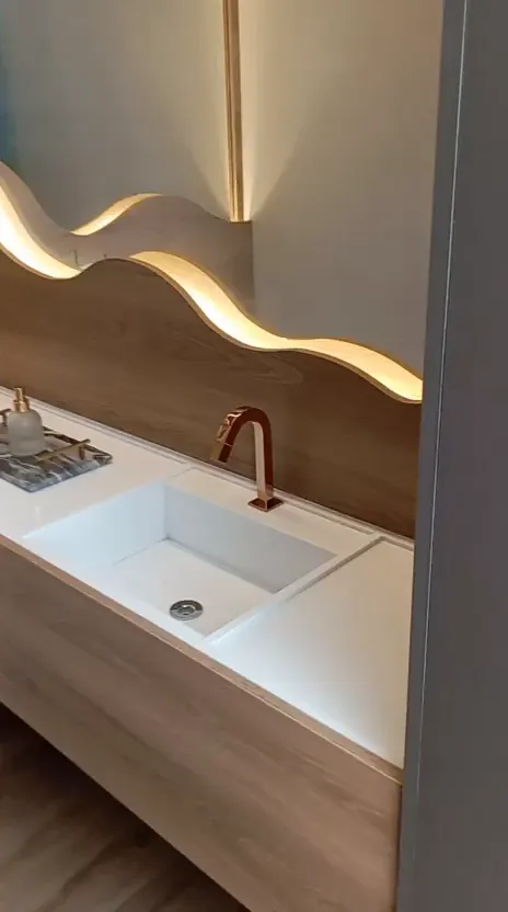 Lavabo com painel de madeira ondulado e LED